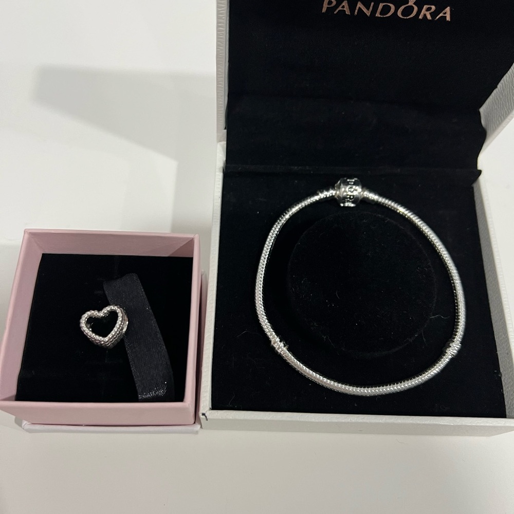 Brand new pandora Bracelet and charm !